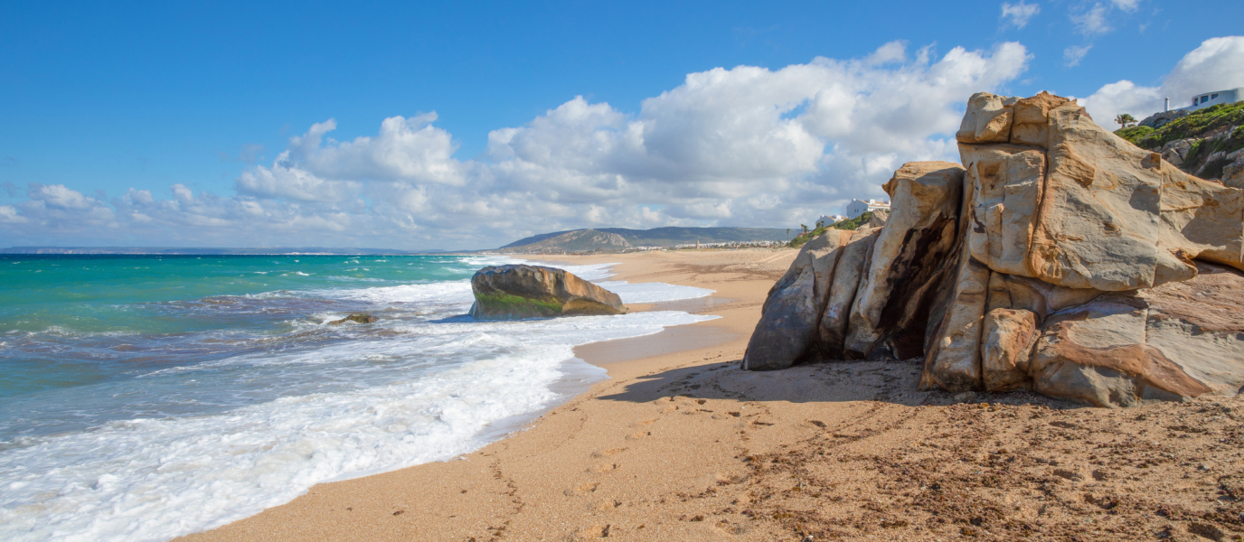 Playa de Zahara de los Atunes con arena blanca y cielo azul